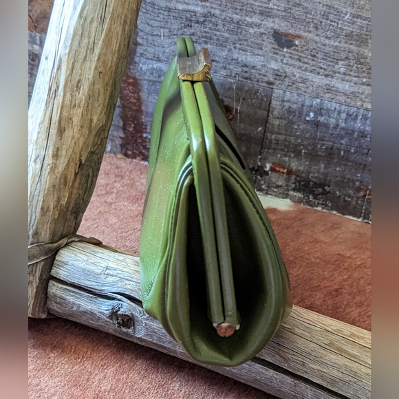 1960's Vintage Green Leather Clutch With Patina Metal Closure - Picture 4 of 13
